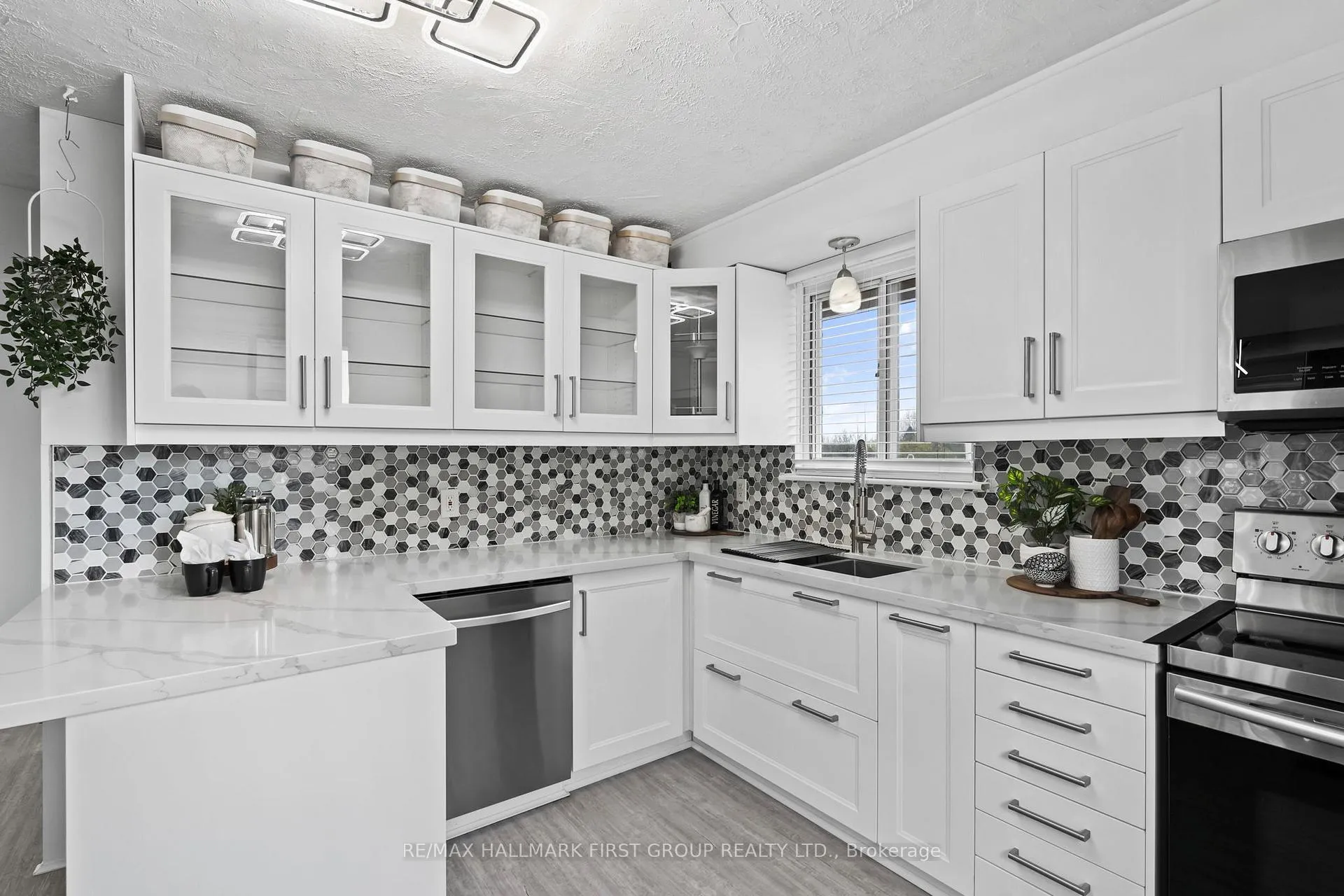 Photo 10 of 428 Dean Avenue, Oshawa, Central — HOMEH