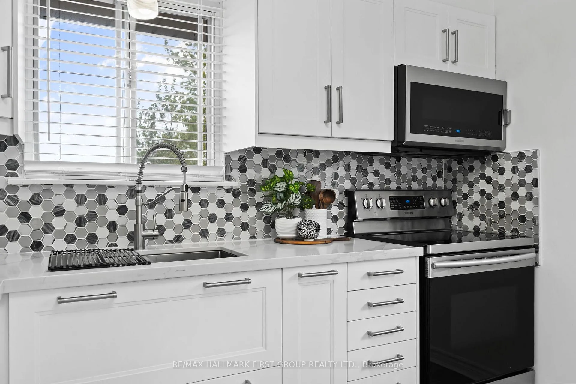 Photo 12 of 428 Dean Avenue, Oshawa, Central — HOMEH