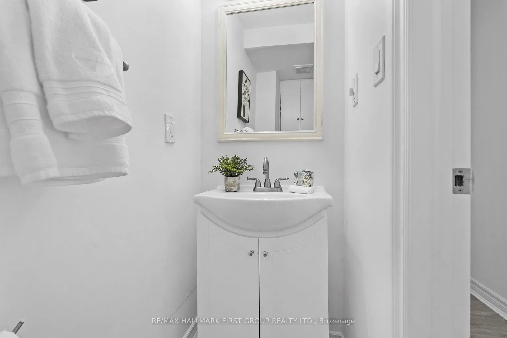 Photo 16 of 428 Dean Avenue, Oshawa, Central — HOMEH