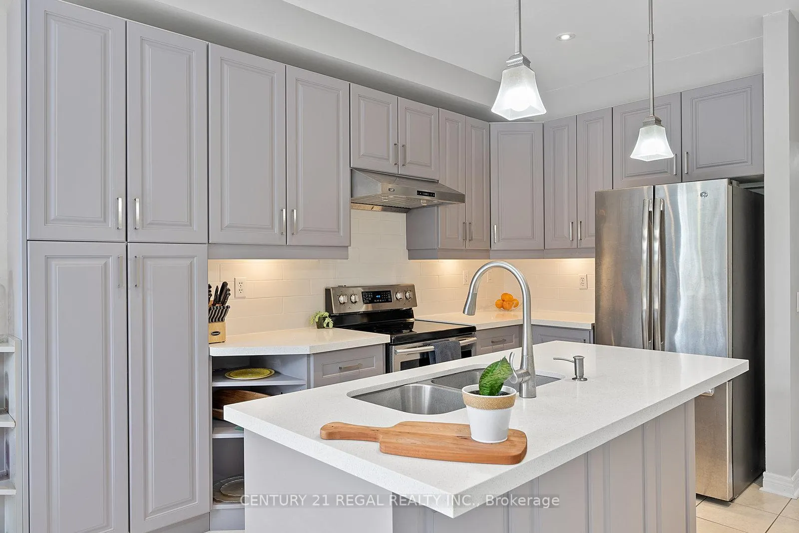 Photo 18 of 42 Ballymore Drive, Aurora, Bayview Wellington — HOMEH