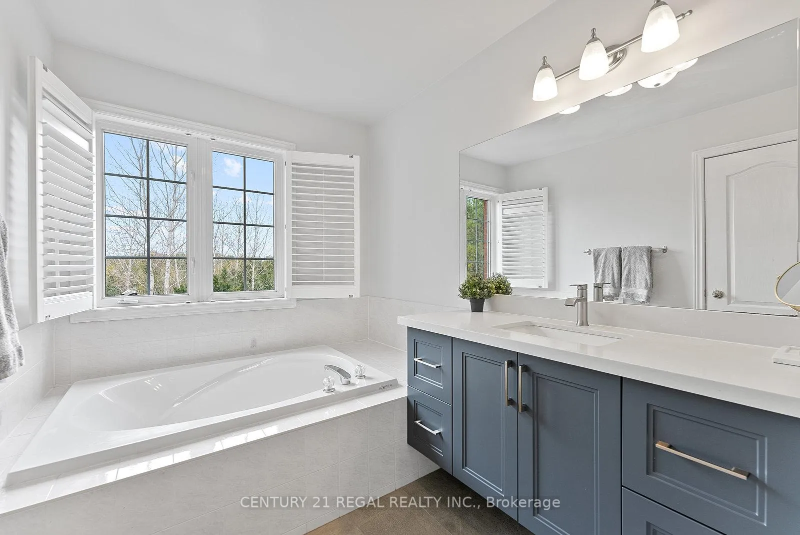 Photo 36 of 42 Ballymore Drive, Aurora, Bayview Wellington — HOMEH