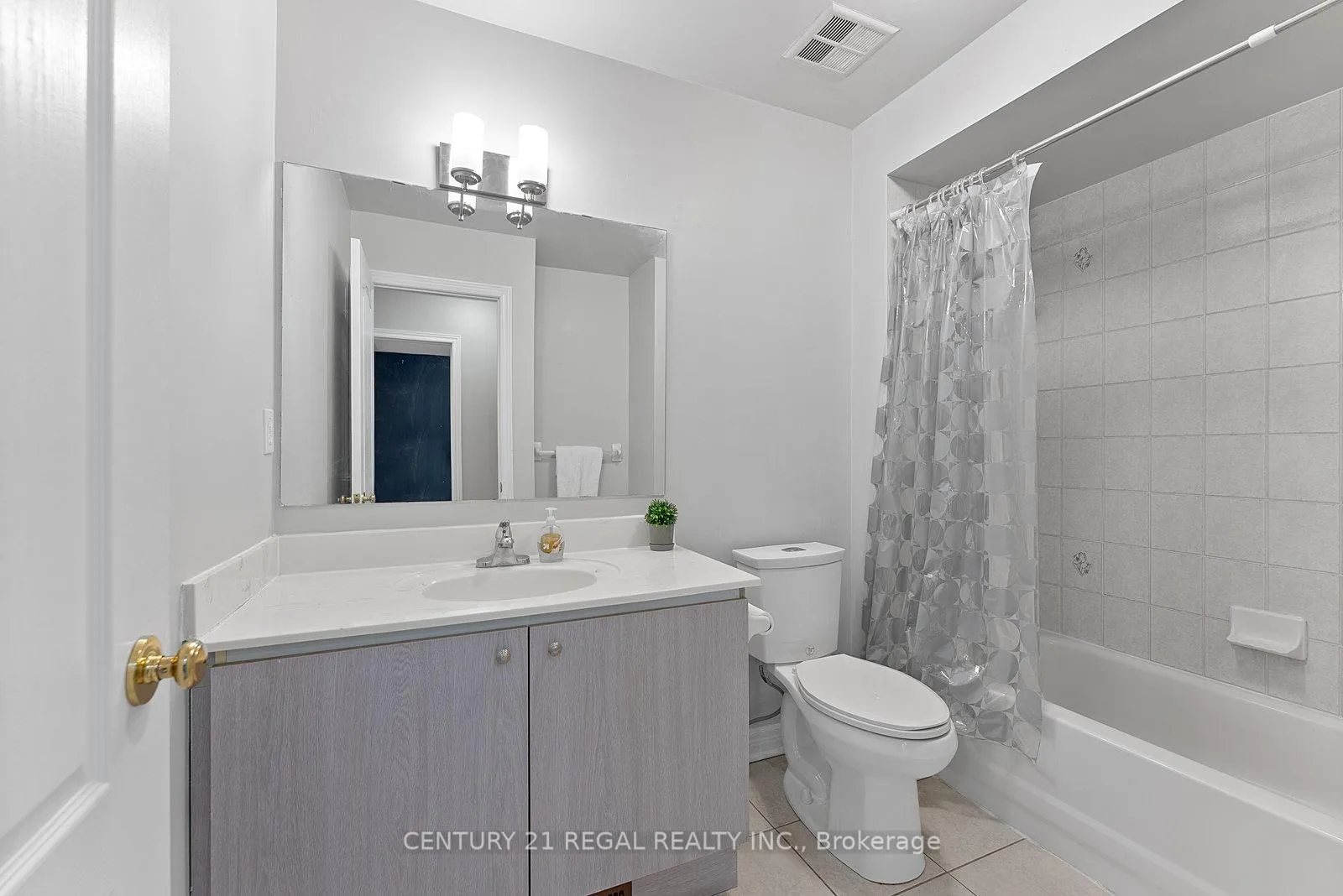 Photo 43 of 42 Ballymore Drive, Aurora, Bayview Wellington — HOMEH