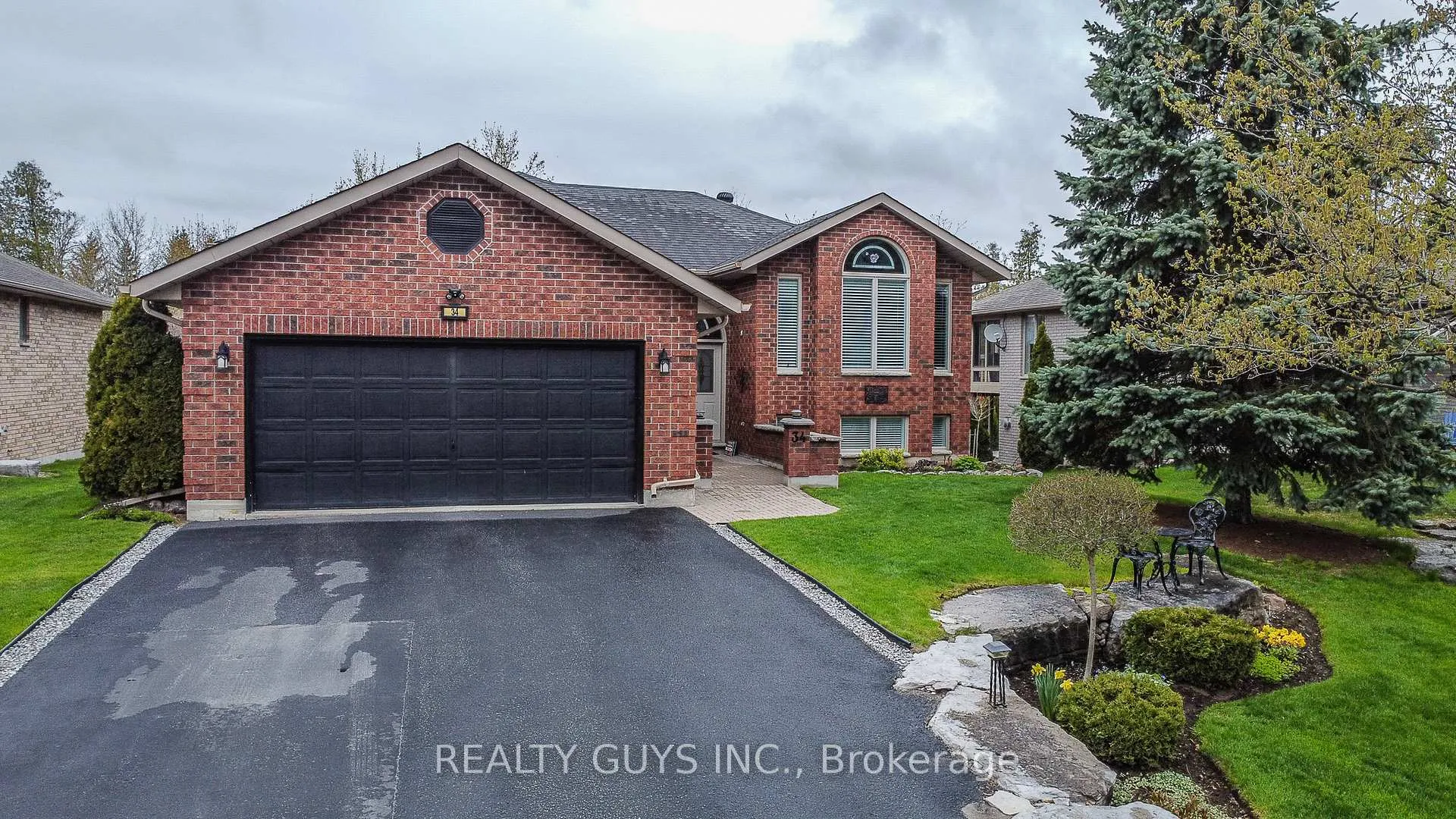 Photo 2 of 34 Olde Forest Lane, Kawartha Lakes, Bobcaygeon — HOMEH