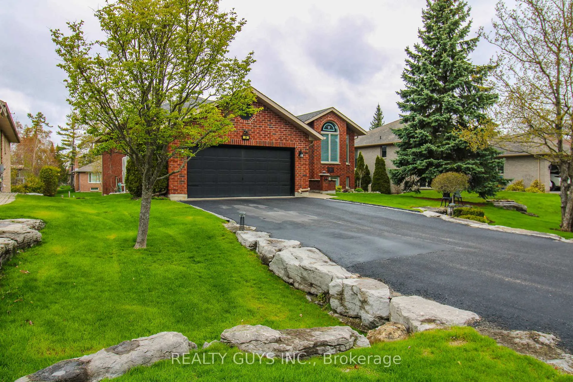 Photo 3 of 34 Olde Forest Lane, Kawartha Lakes, Bobcaygeon — HOMEH