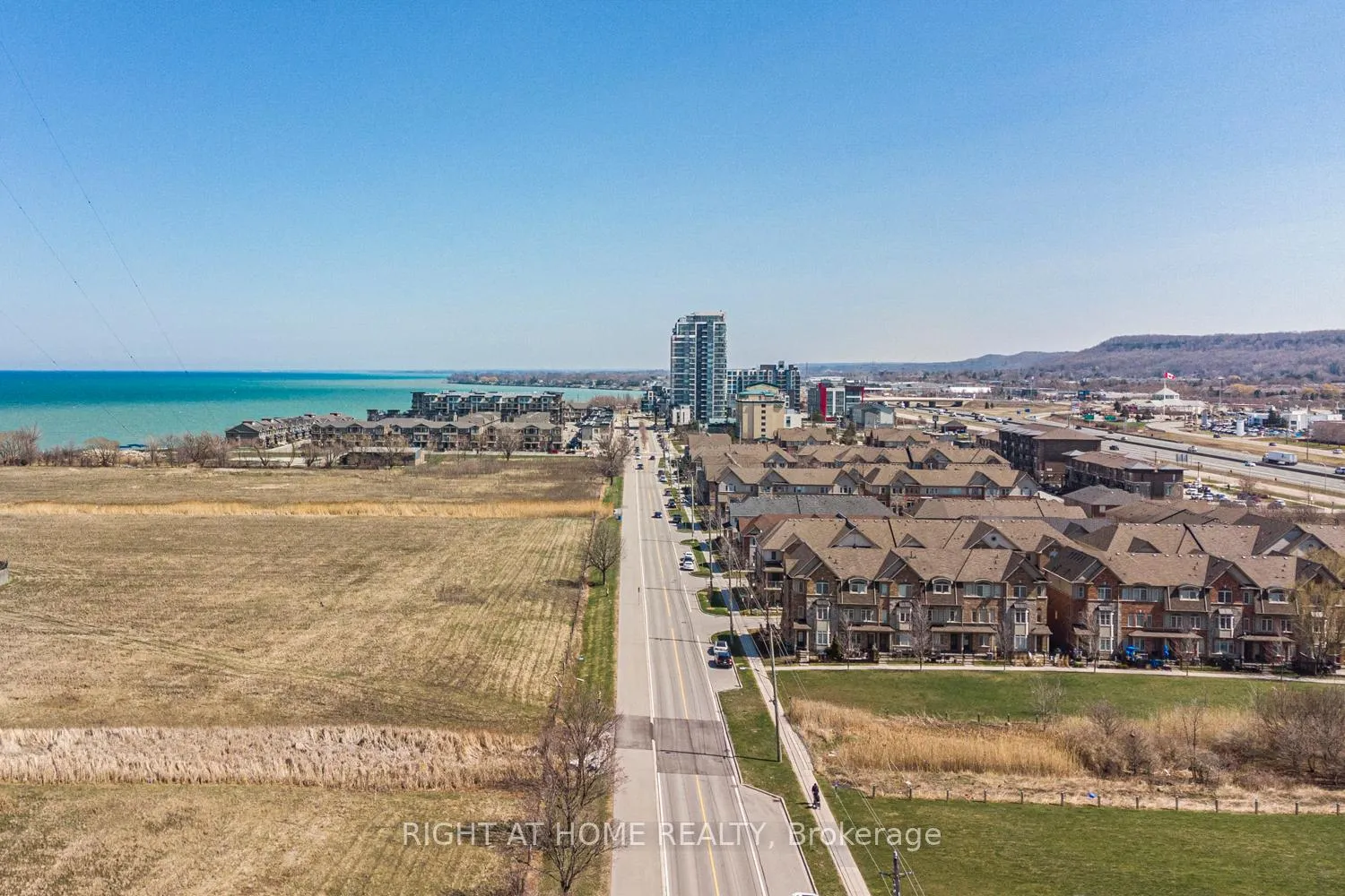 Photo 5 of Unit 711, 550 North Service Road, Grimsby, Grimsby Beach — HOMEH