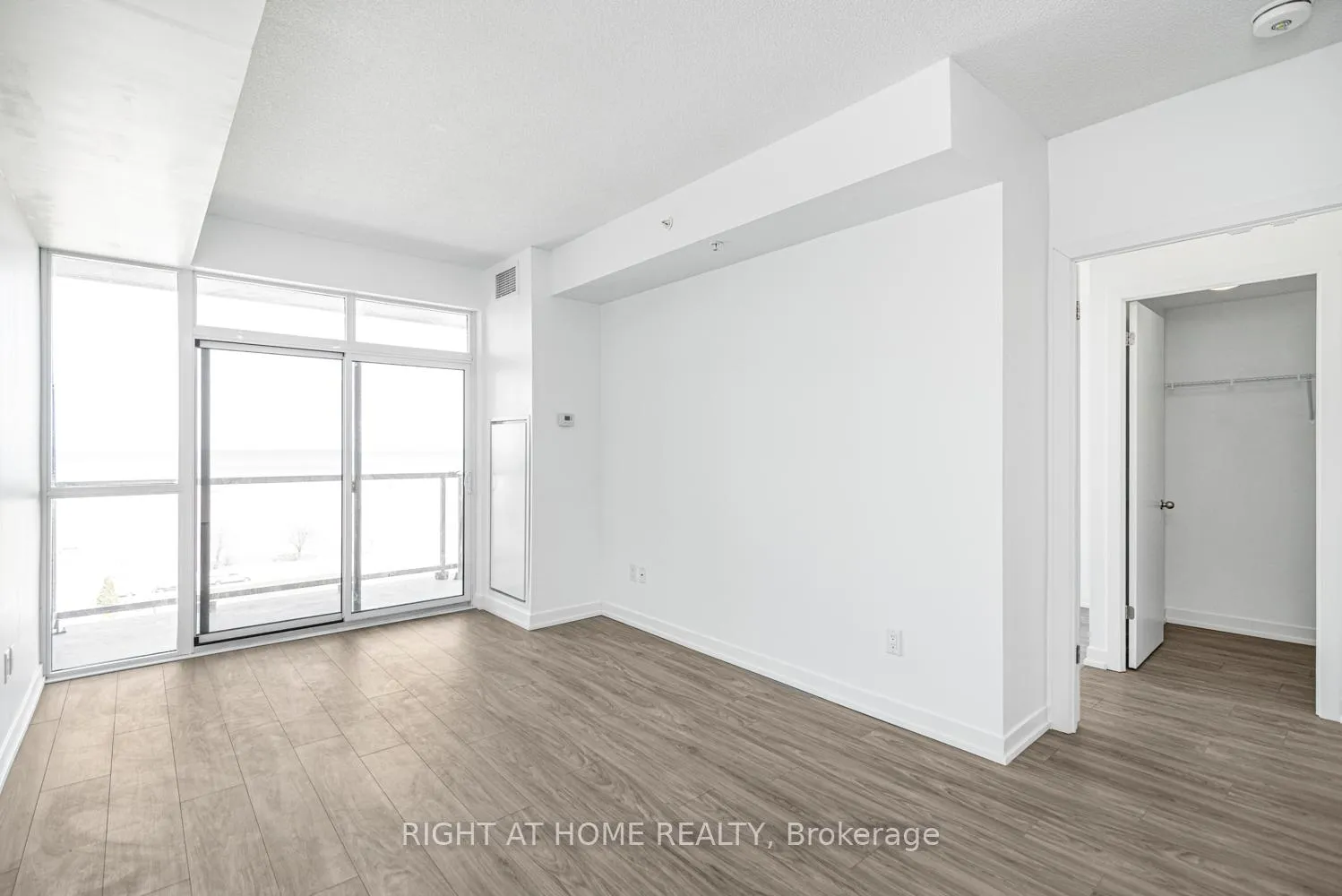 Photo 10 of Unit 711, 550 North Service Road, Grimsby, Grimsby Beach — HOMEH