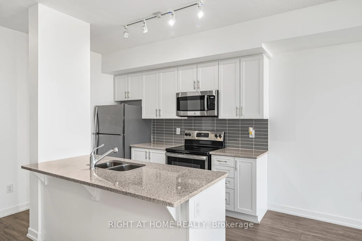 Photo 11 of Unit 711, 550 North Service Road, Grimsby, Grimsby Beach — HOMEH