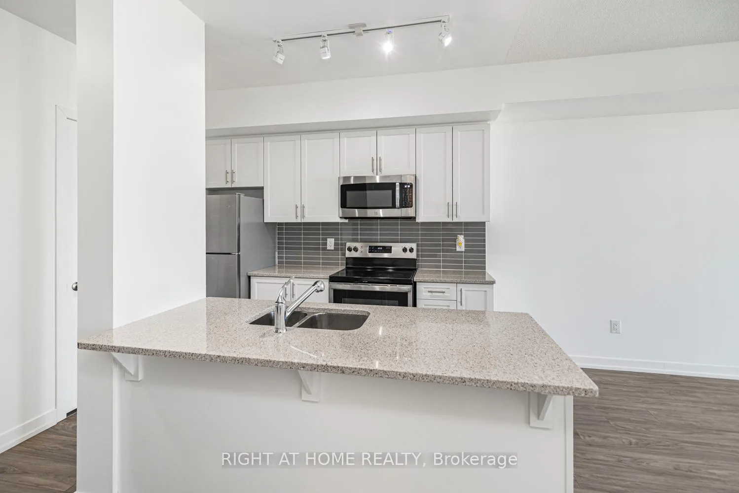 Photo 13 of Unit 711, 550 North Service Road, Grimsby, Grimsby Beach — HOMEH
