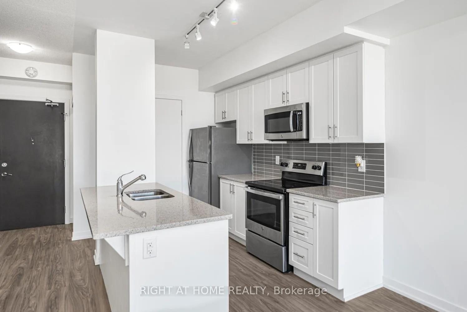 Photo 15 of Unit 711, 550 North Service Road, Grimsby, Grimsby Beach — HOMEH