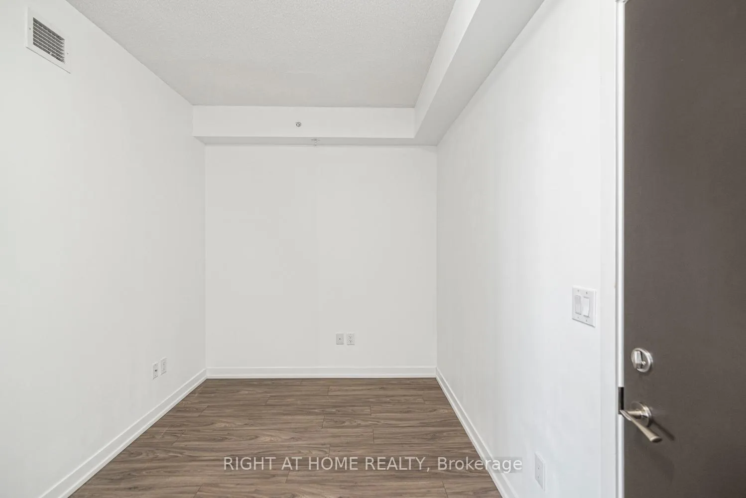 Photo 16 of Unit 711, 550 North Service Road, Grimsby, Grimsby Beach — HOMEH