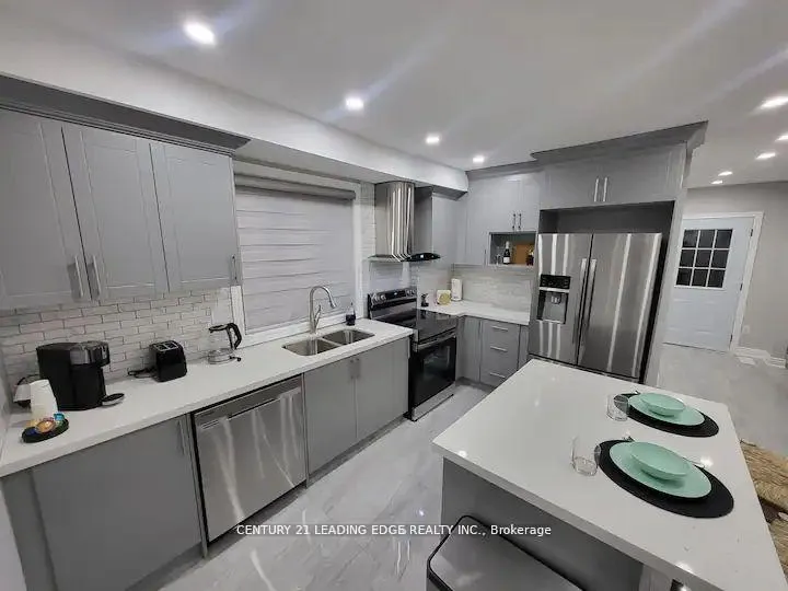 Photo 5 of 5595 Wesley Place, Niagara Falls, Downtown — HOMEH