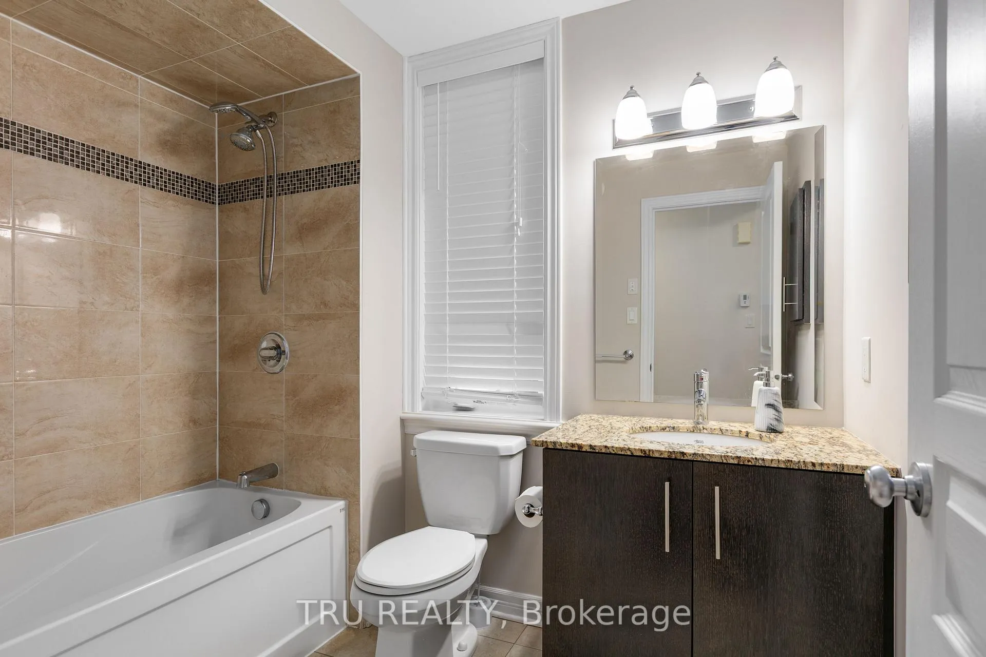 Photo 25 of 28 Tadley Private, Ottawa, Barrhaven - Longfields — HOMEH