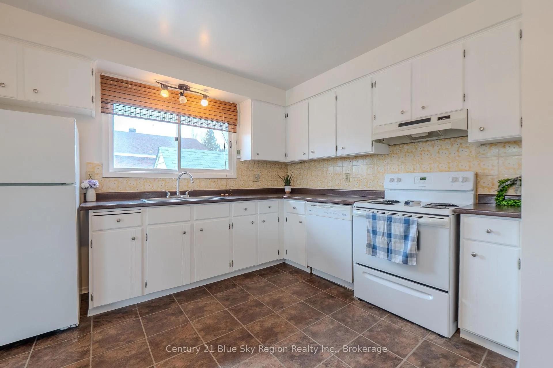 Photo 9 of 1064 Premier Road, North Bay, Ferris — HOMEH