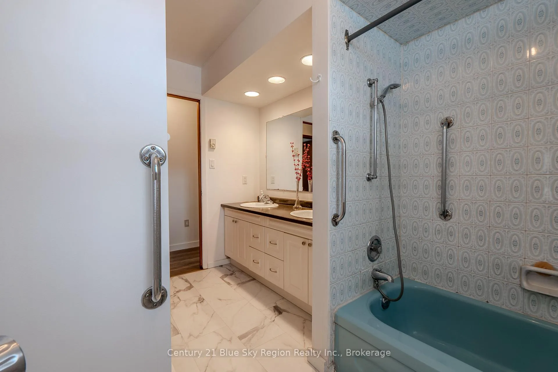 Photo 15 of 1064 Premier Road, North Bay, Ferris — HOMEH