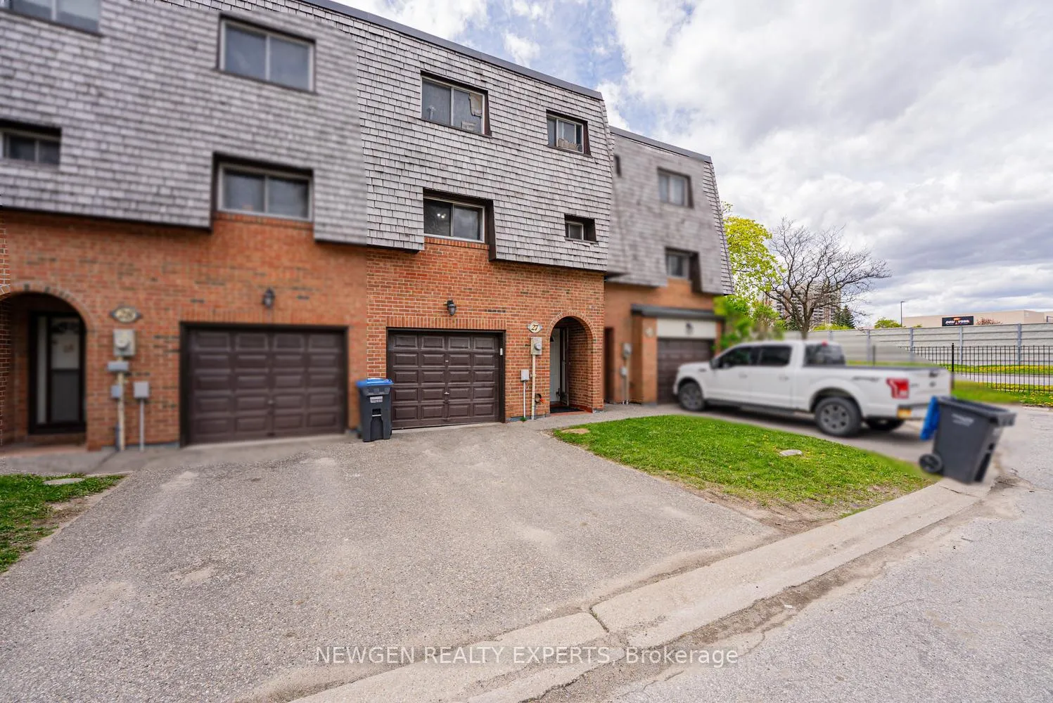 Photo 2 of 27 Briar Path, Brampton, Avondale — HOMEH
