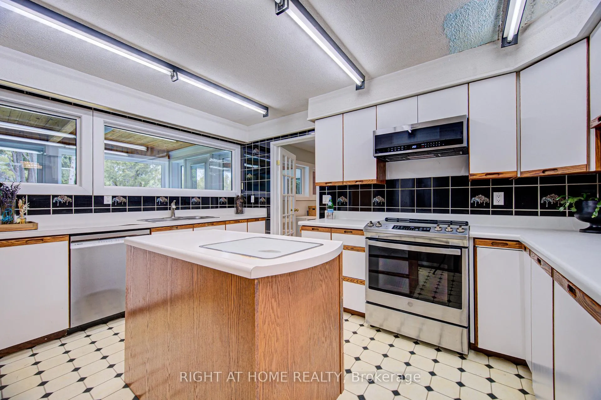 Photo 19 of 536 11th Con Road E, Hamilton, Rural Flamborough — HOMEH