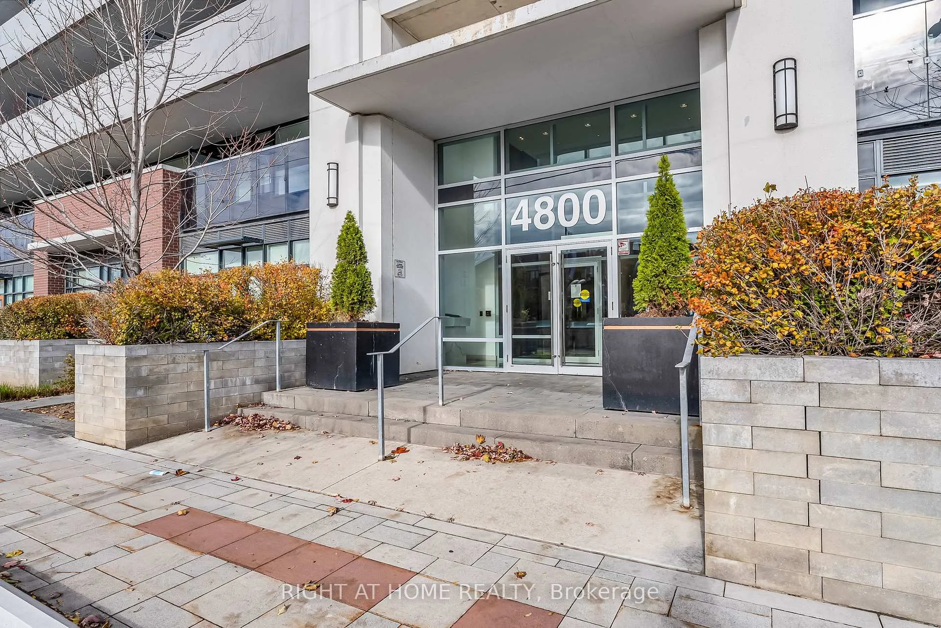 Photo 3 of Unit 810, 4800 Highway 7, Vaughan, East Woodbridge — HOMEH
