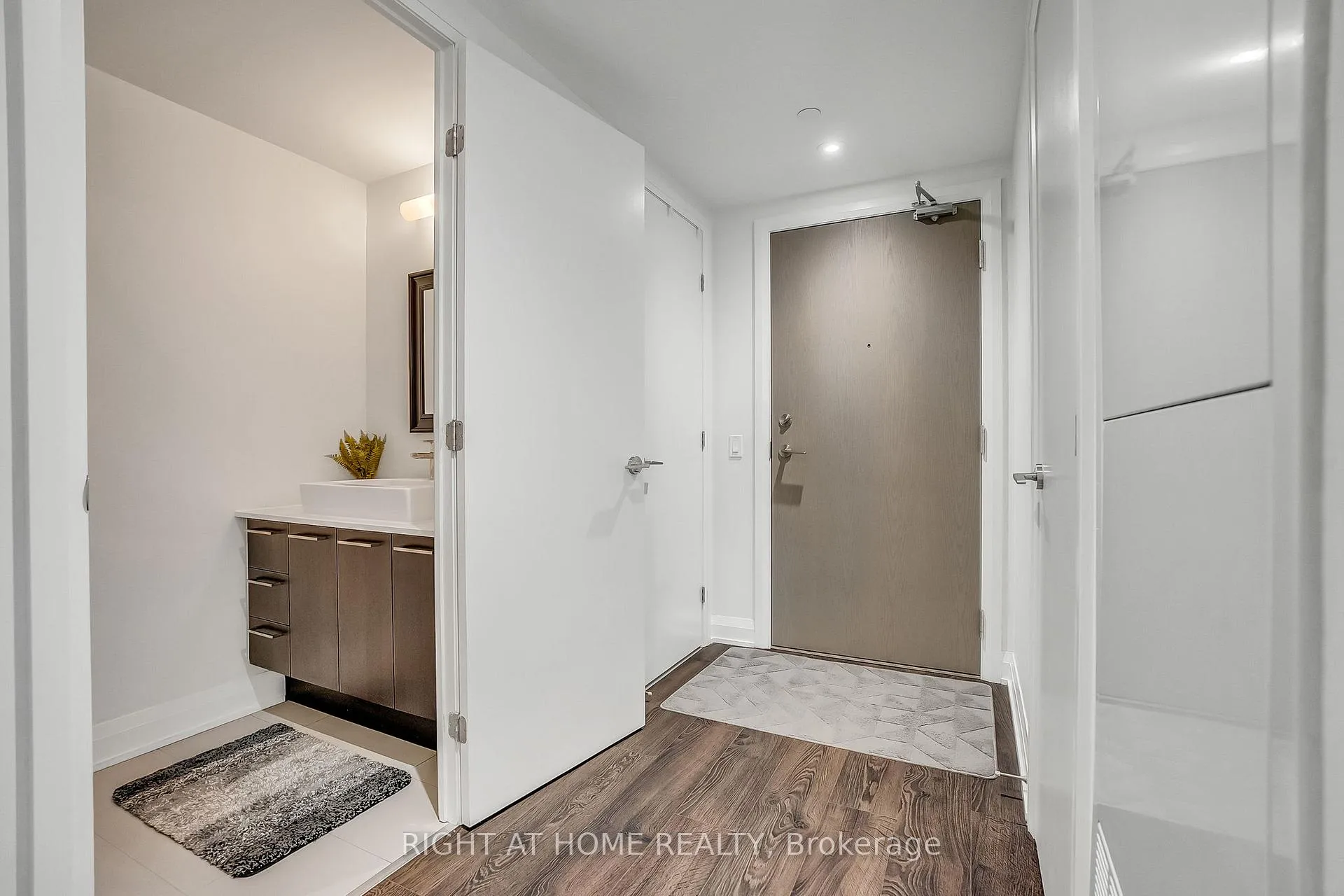 Photo 8 of Unit 810, 4800 Highway 7, Vaughan, East Woodbridge — HOMEH