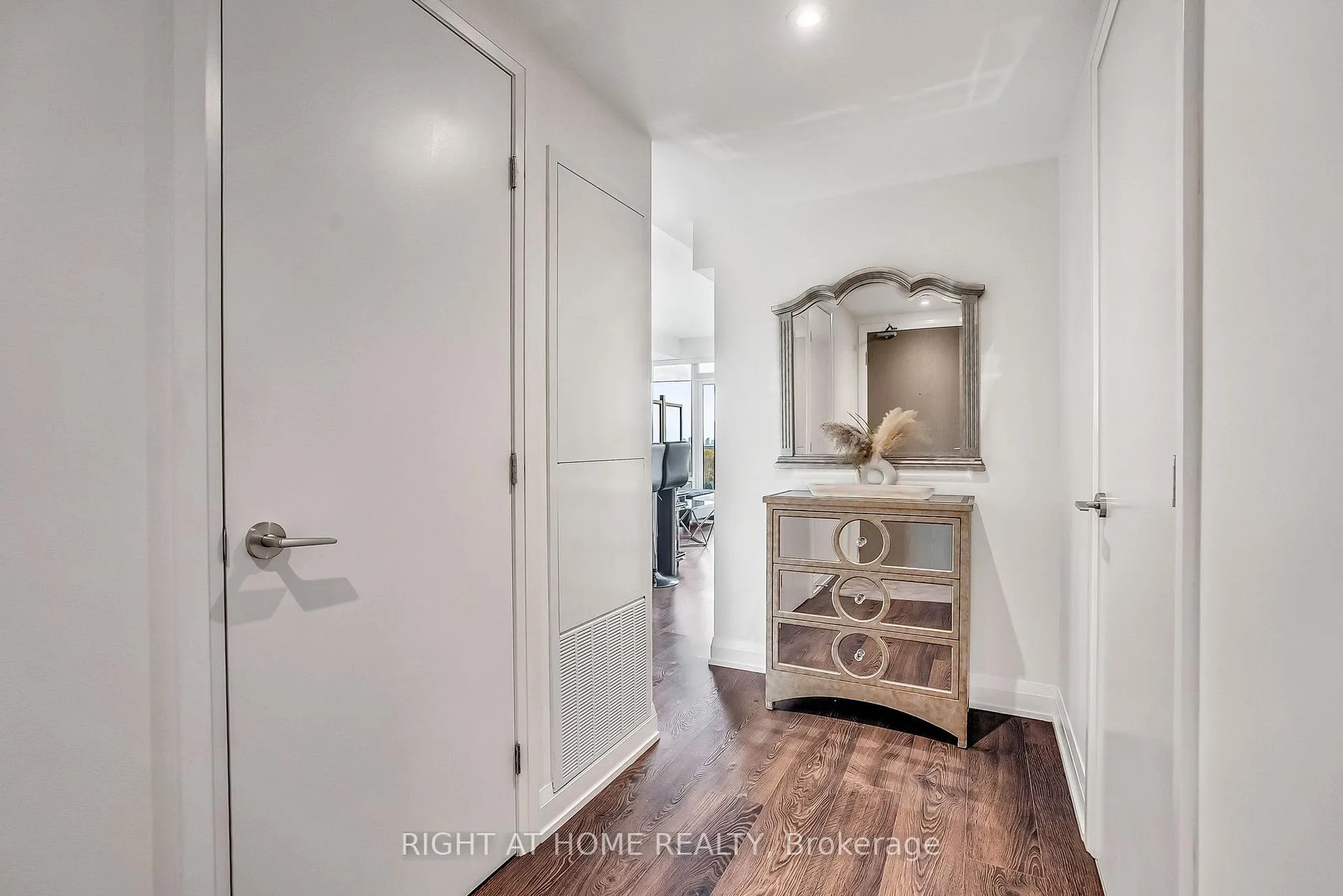 Photo 9 of Unit 810, 4800 Highway 7, Vaughan, East Woodbridge — HOMEH