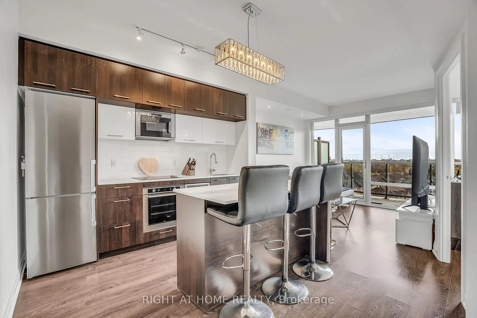 Photo 10 of Unit 810, 4800 Highway 7, Vaughan, East Woodbridge — HOMEH