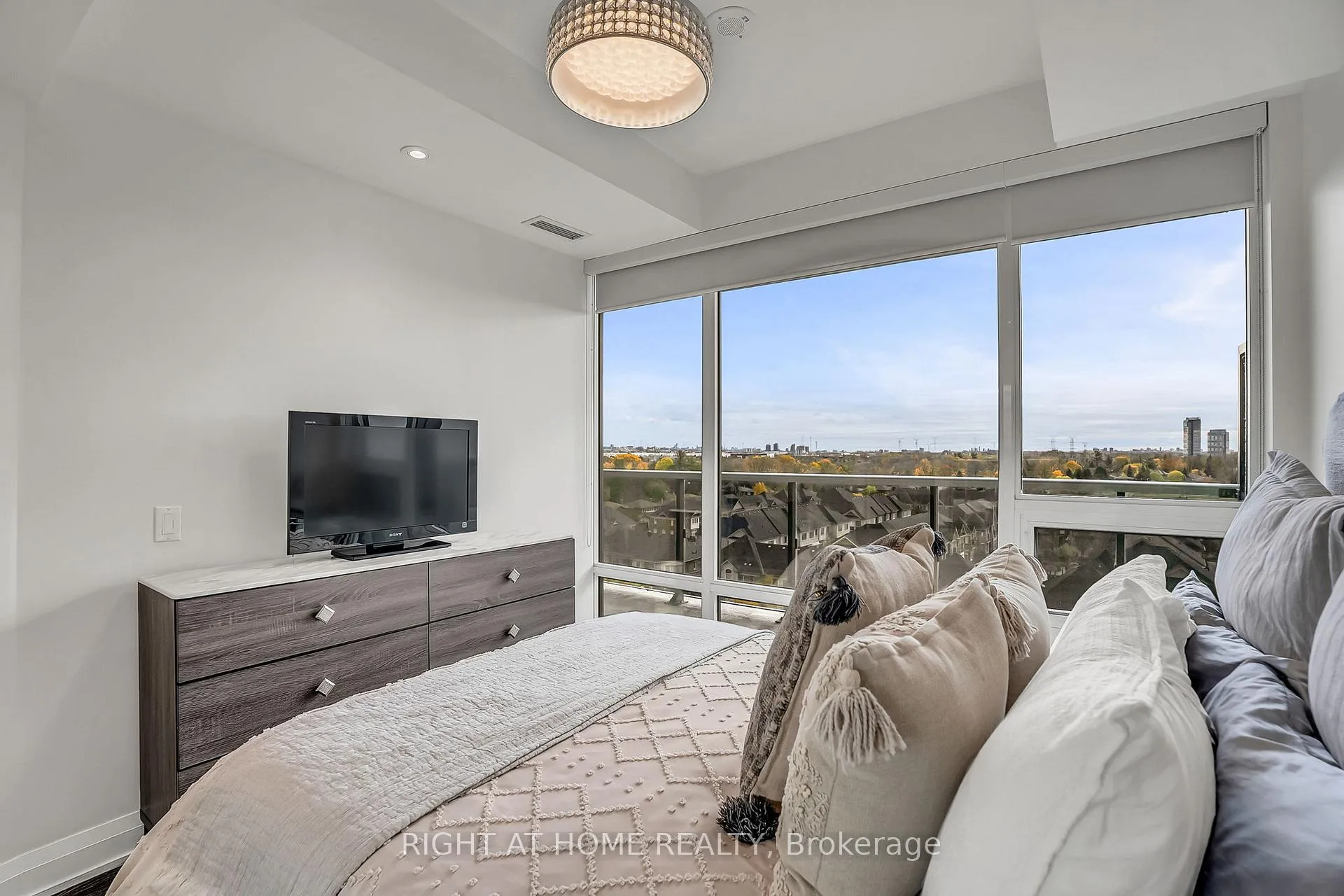 Photo 18 of Unit 810, 4800 Highway 7, Vaughan, East Woodbridge — HOMEH
