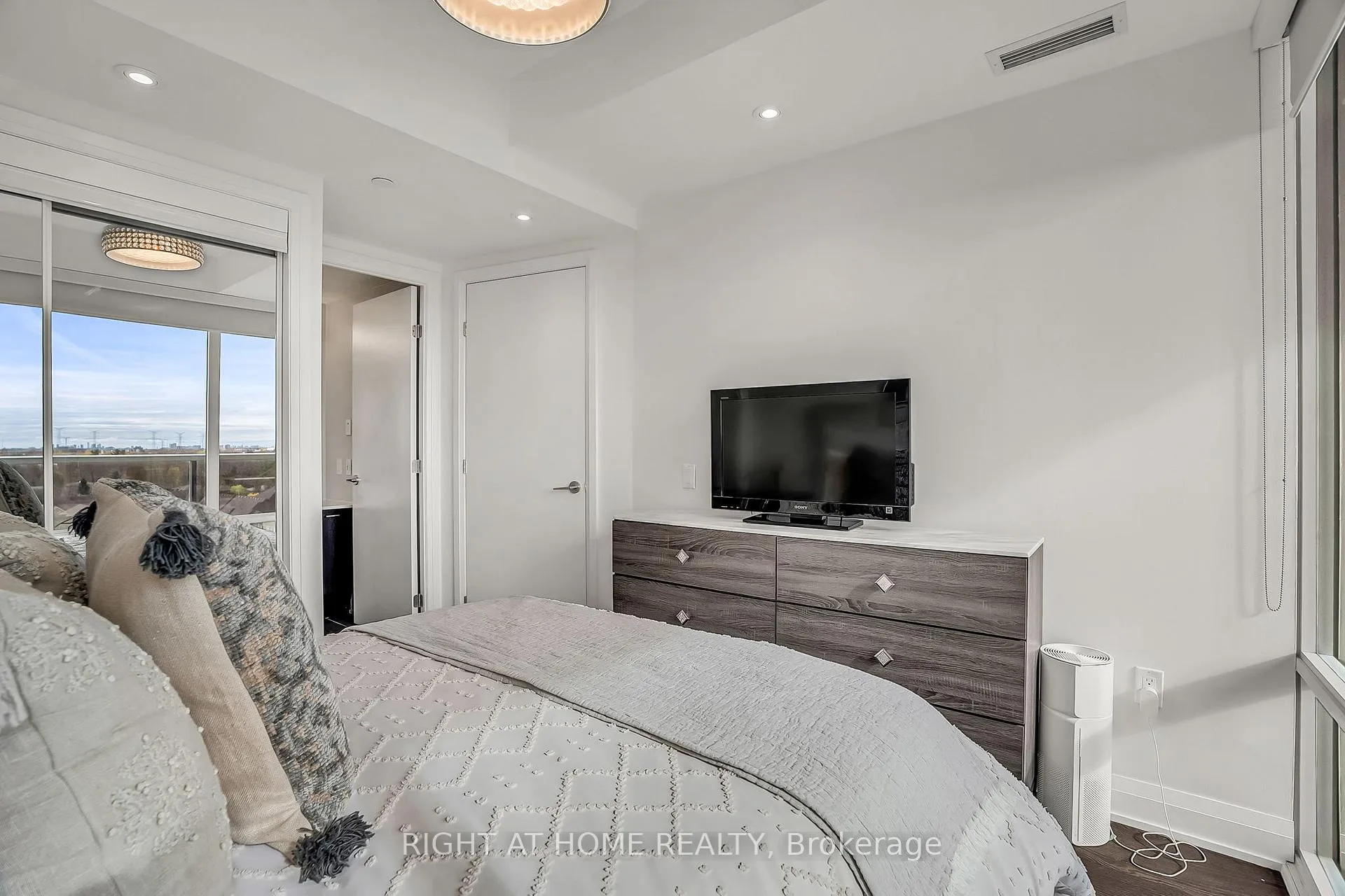 Photo 21 of Unit 810, 4800 Highway 7, Vaughan, East Woodbridge — HOMEH