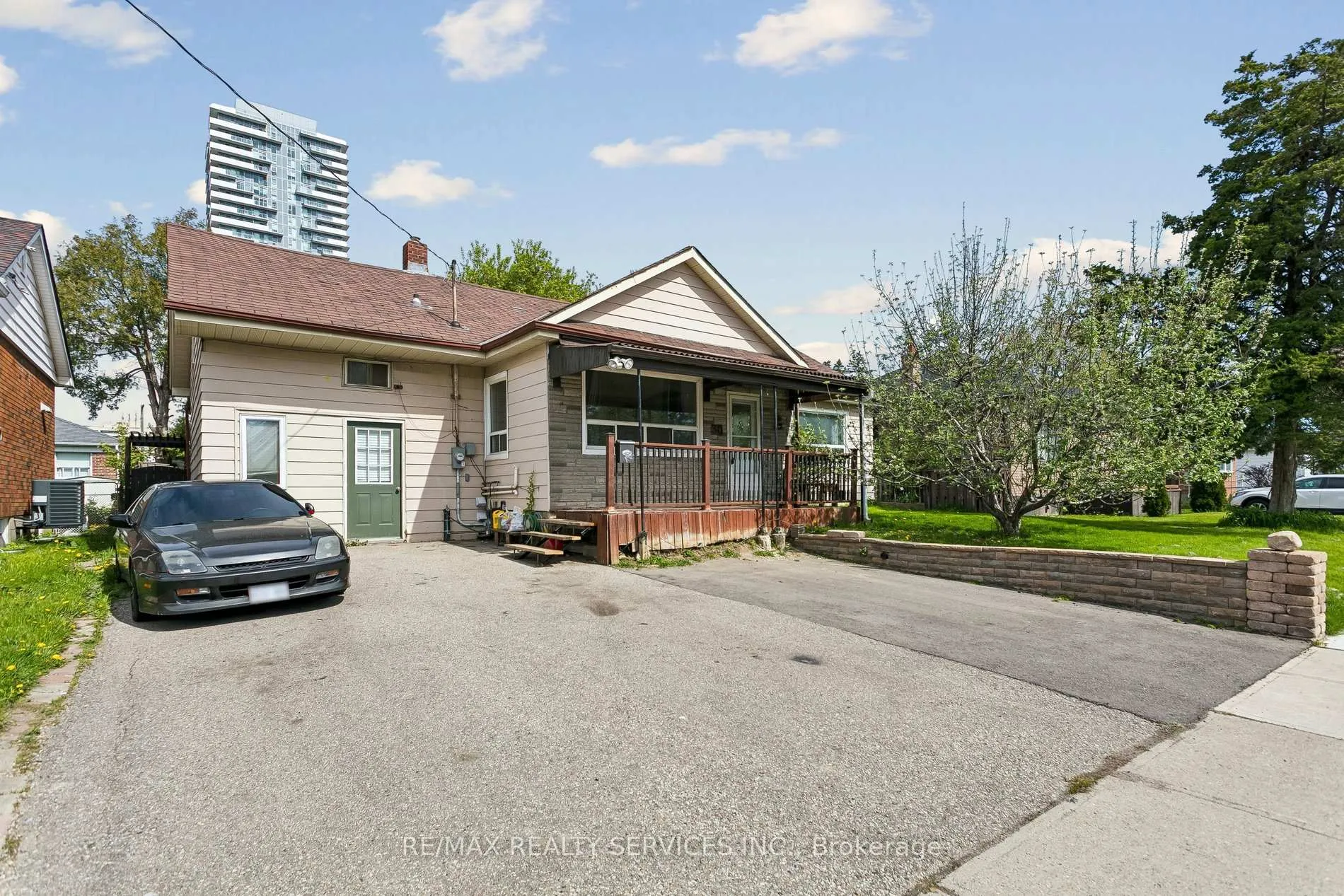 Photo 2 of 30 Eastern Avenue, Brampton, Queen Street Corridor — HOMEH