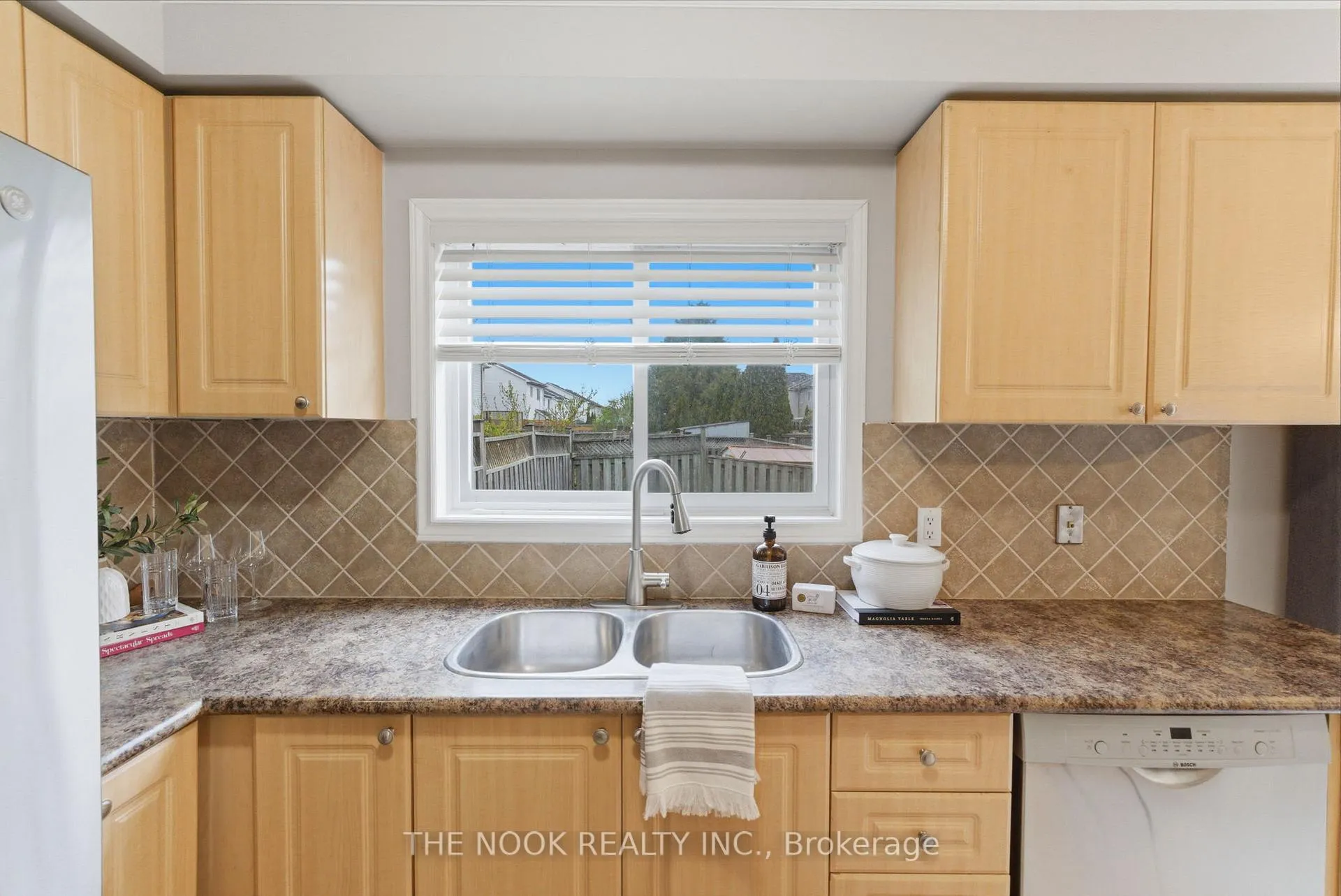 Photo 20 of 1651 Woodgate Trail, Oshawa, Samac — HOMEH
