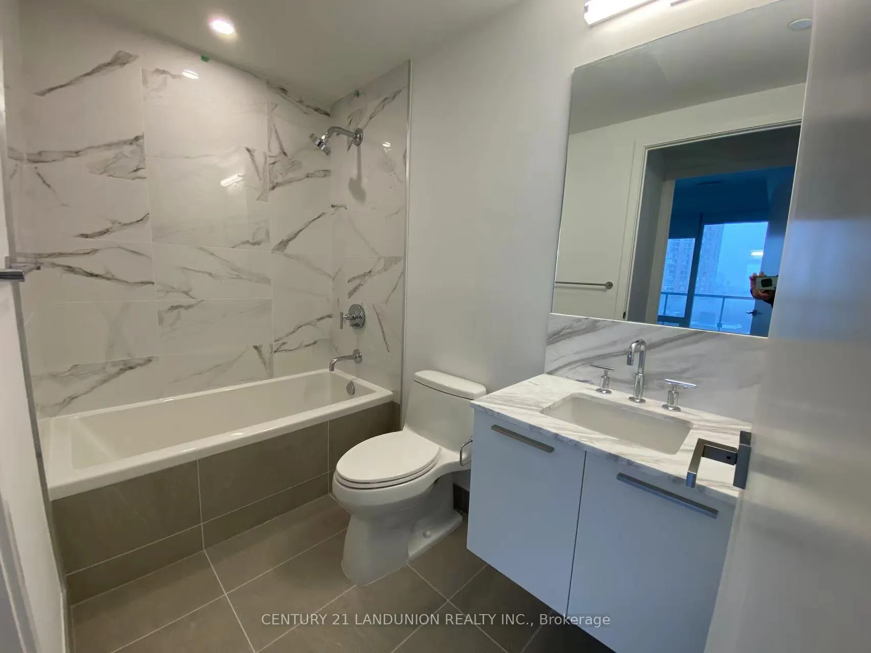 Photo 5 of Unit 812, 3 Gloucester Street, Toronto, Church-Yonge Corridor — HOMEH