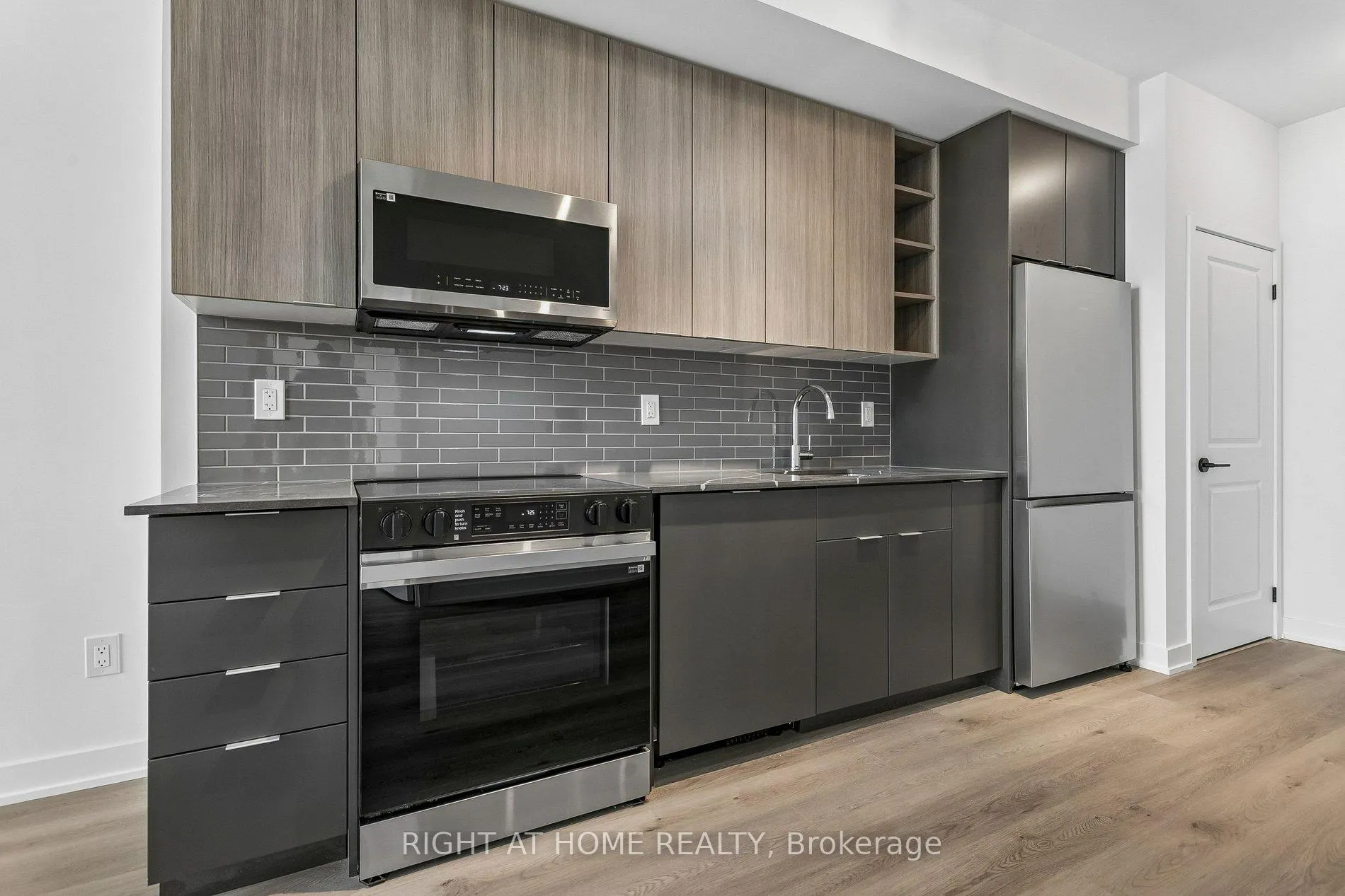 Photo 6 of Unit 402, 2075 Lakeshore Road, Burlington, Brant — HOMEH