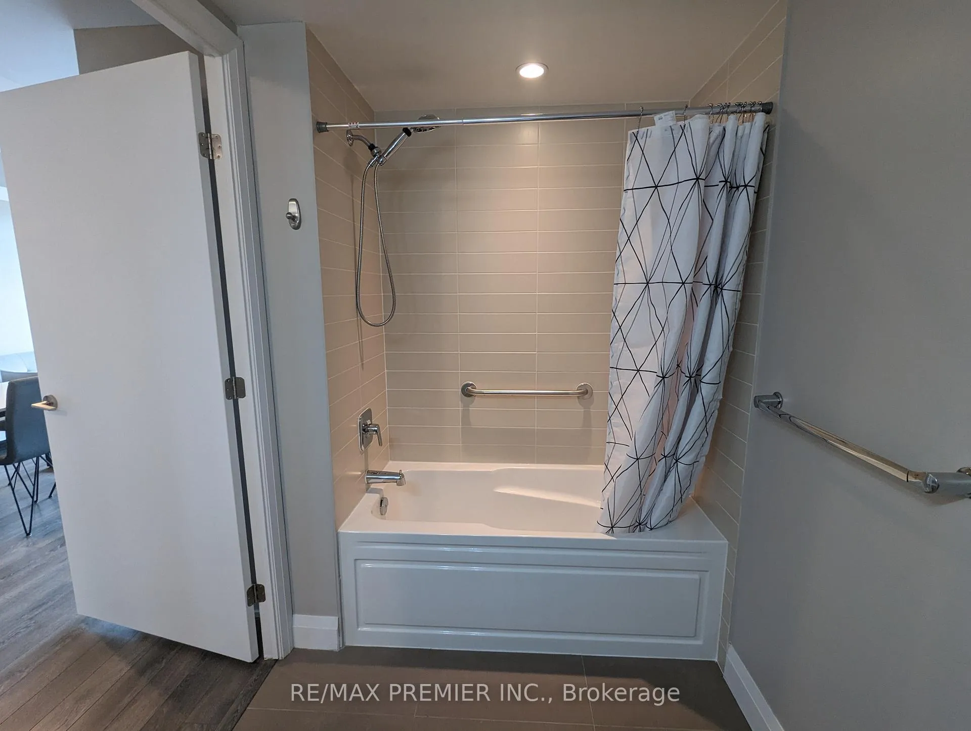 Photo 6 of Unit 801, 4800 Highway 7, Vaughan, East Woodbridge — HOMEH