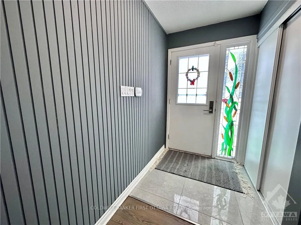 Photo 3 of 33 Wallford Way, Ottawa, City View/Skyline/Fisher Heights/Parkwood Hills — HOMEH