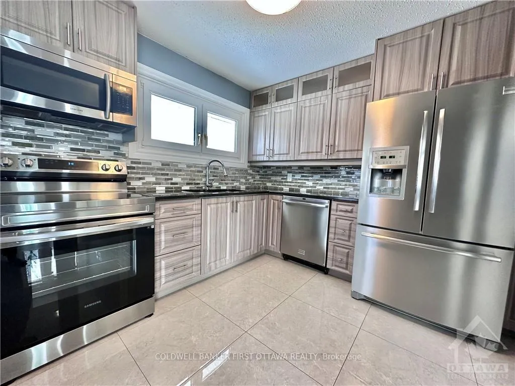 Photo 6 of 33 Wallford Way, Ottawa, City View/Skyline/Fisher Heights/Parkwood Hills — HOMEH
