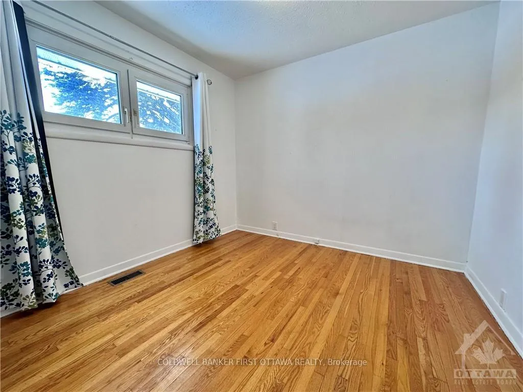 Photo 8 of 33 Wallford Way, Ottawa, City View/Skyline/Fisher Heights/Parkwood Hills — HOMEH