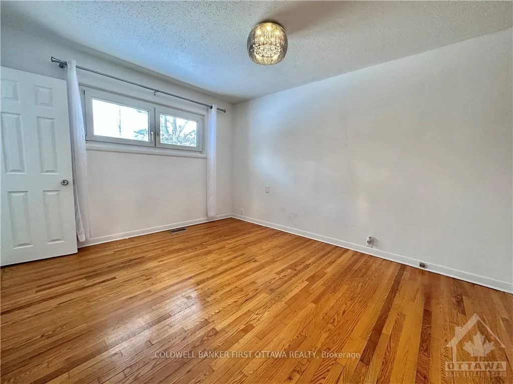 Photo 11 of 33 Wallford Way, Ottawa, City View/Skyline/Fisher Heights/Parkwood Hills — HOMEH