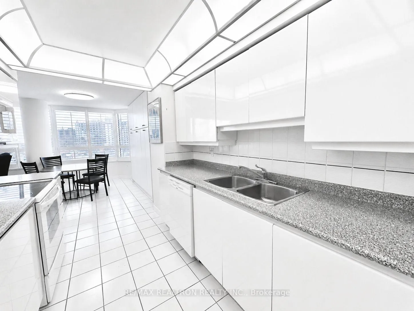 Photo 4 of Unit 502, 7 Townsgate Drive, Vaughan, Crestwood-Springfarm-Yorkhill — HOMEH