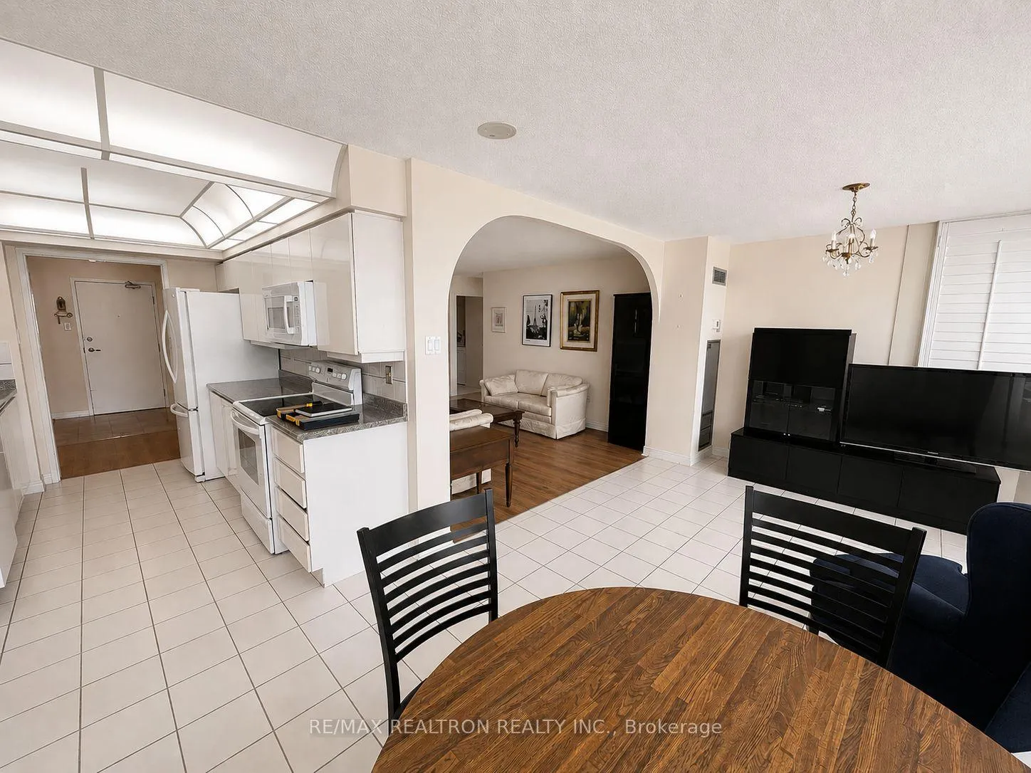 Photo 5 of Unit 502, 7 Townsgate Drive, Vaughan, Crestwood-Springfarm-Yorkhill — HOMEH