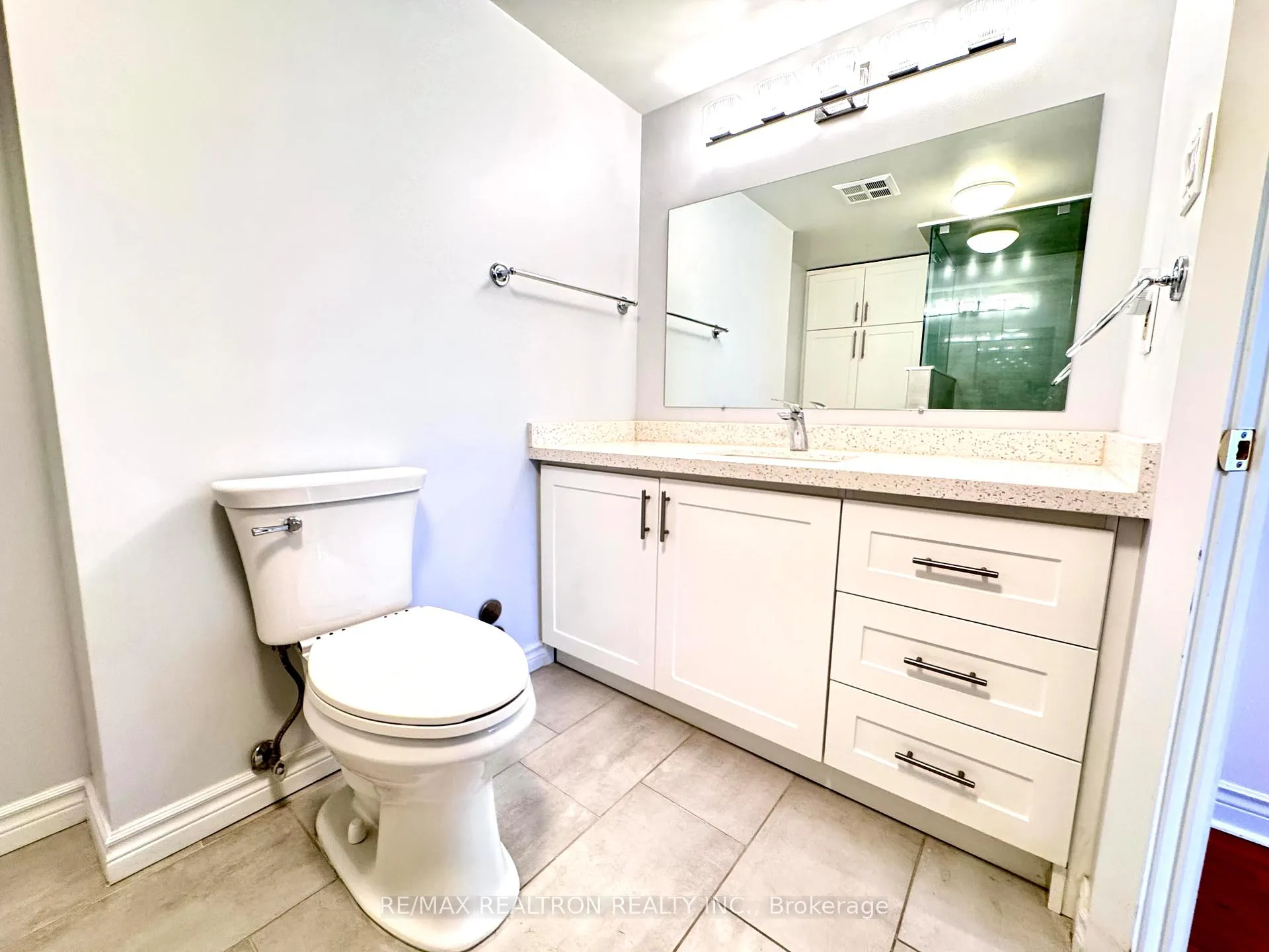 Photo 15 of Unit 502, 7 Townsgate Drive, Vaughan, Crestwood-Springfarm-Yorkhill — HOMEH