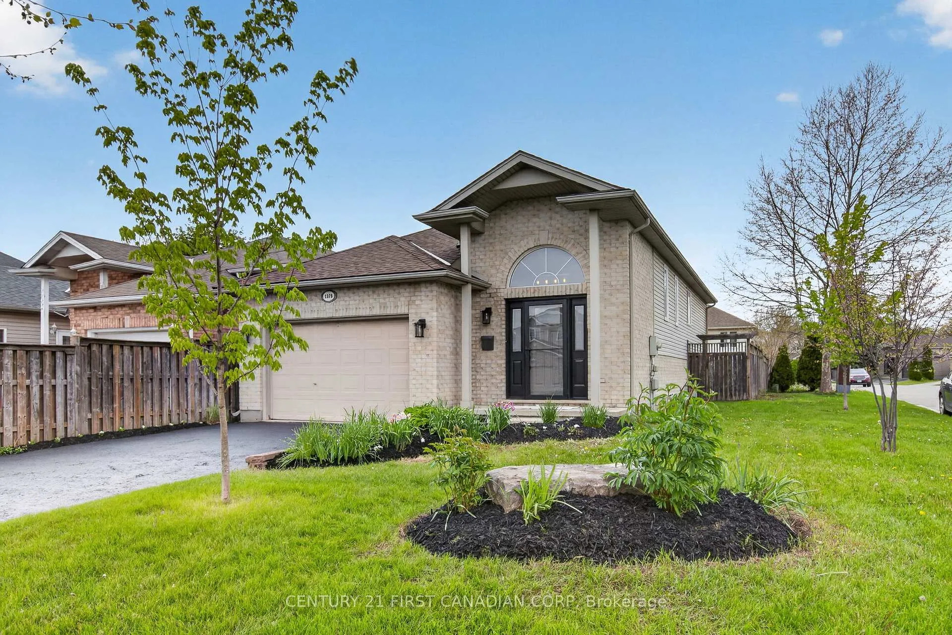 Photo 2 of 1379 Aspenridge Crescent, London, East A — HOMEH