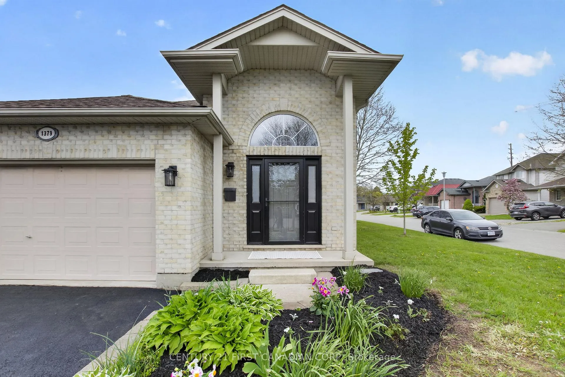 Photo 3 of 1379 Aspenridge Crescent, London, East A — HOMEH