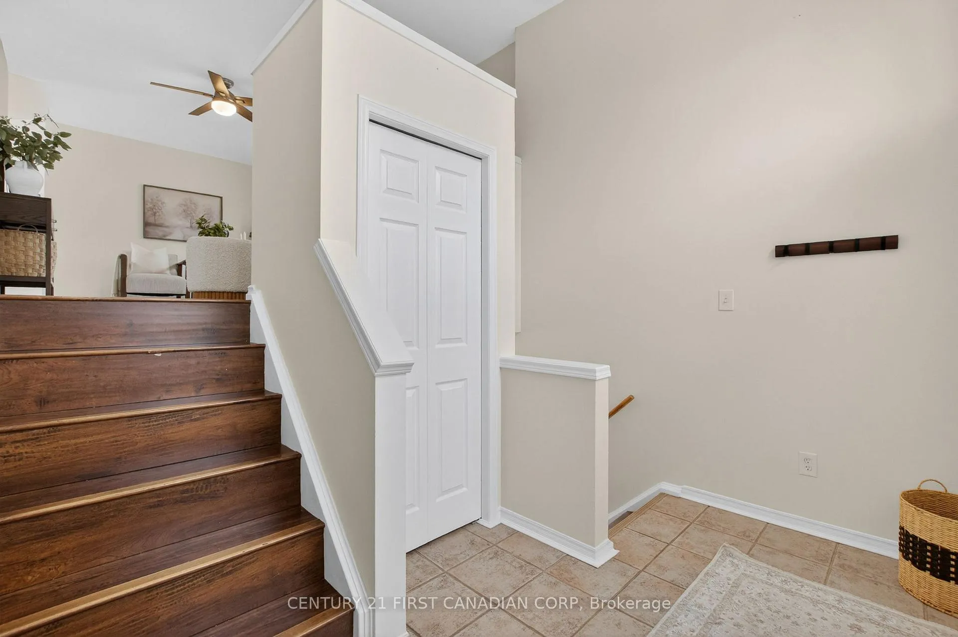 Photo 5 of 1379 Aspenridge Crescent, London, East A — HOMEH
