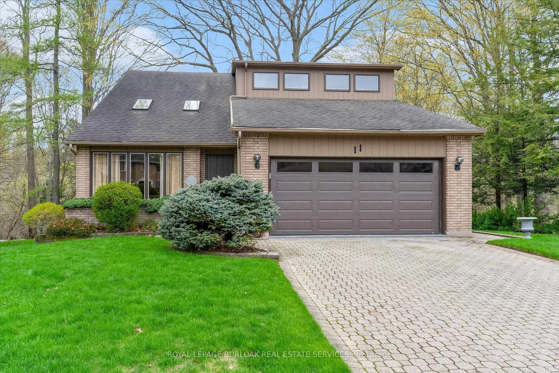 Photo 2 of 11 Crawford Court, Hamilton, Dundas — HOMEH