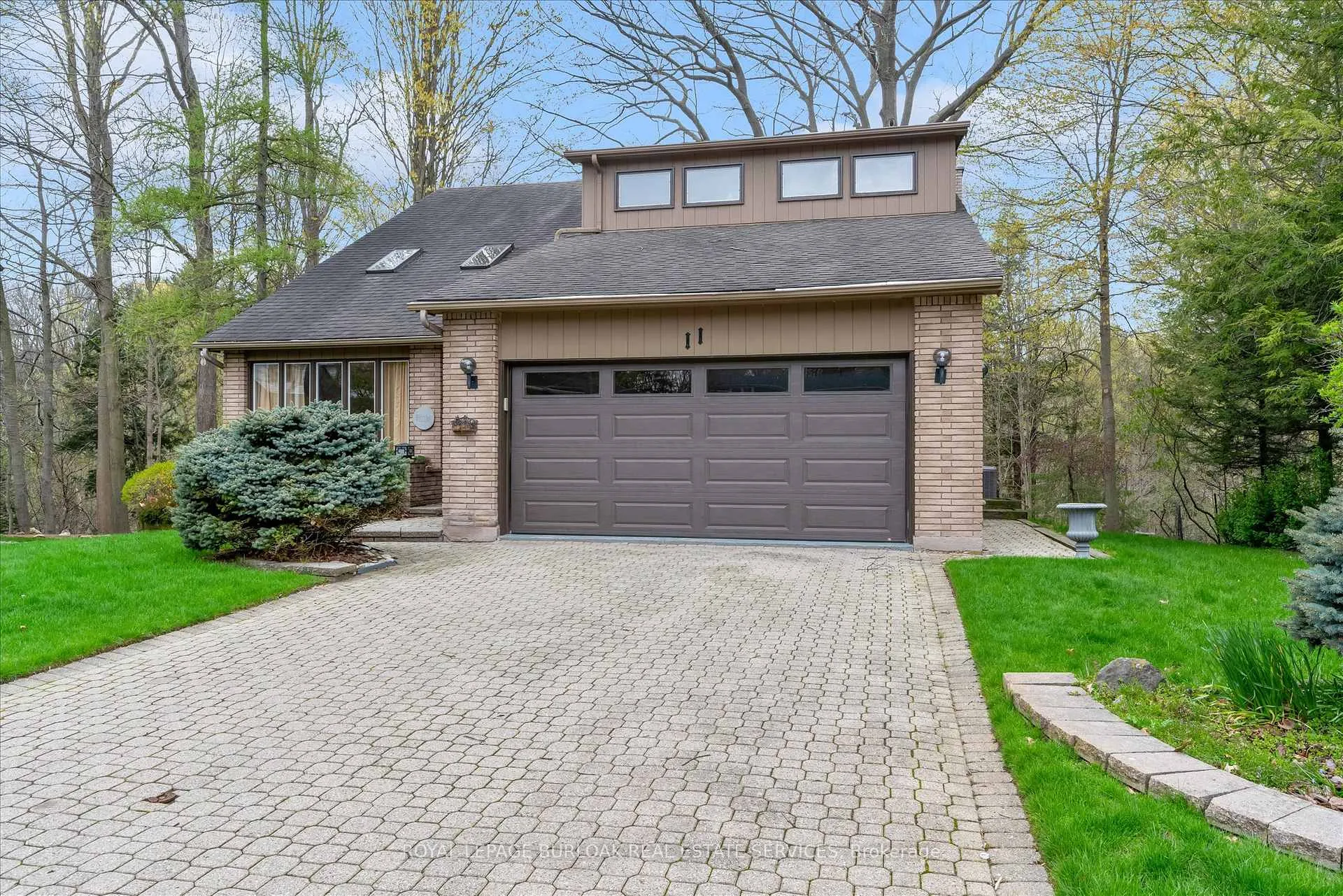 Photo 3 of 11 Crawford Court, Hamilton, Dundas — HOMEH