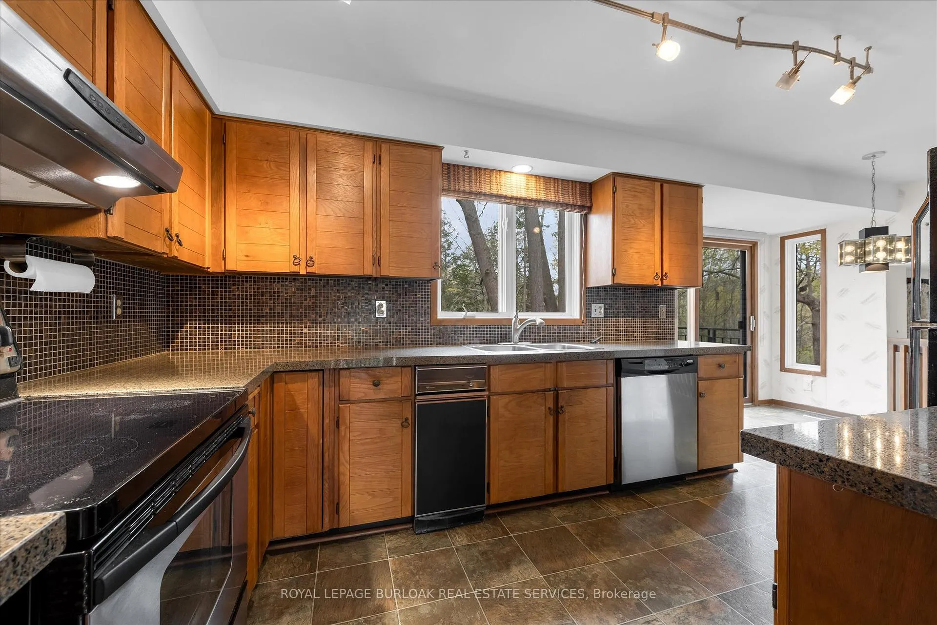 Photo 12 of 11 Crawford Court, Hamilton, Dundas — HOMEH
