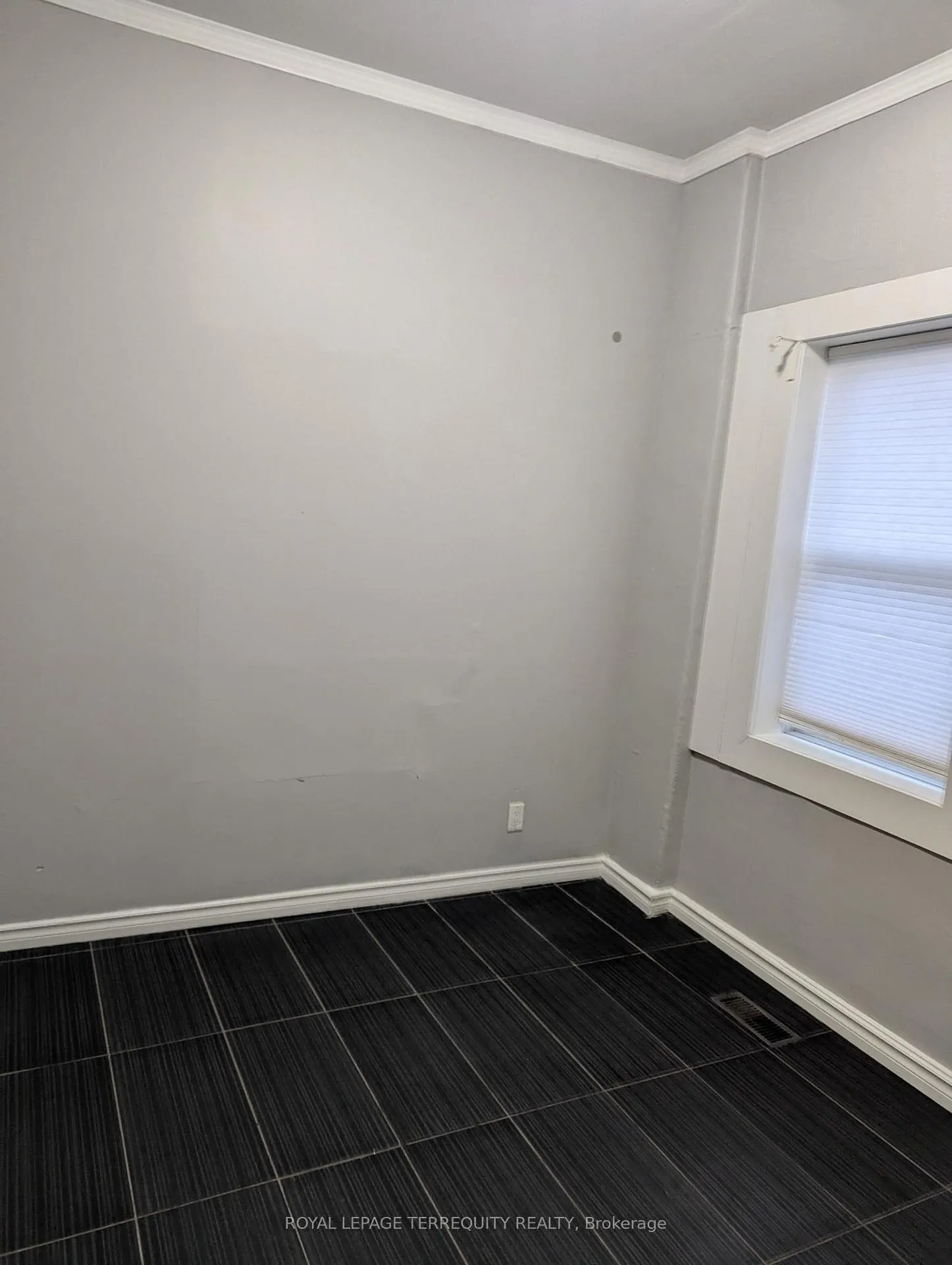 Photo 5 of 1184 Cannon Street E, Hamilton, Crown Point — HOMEH