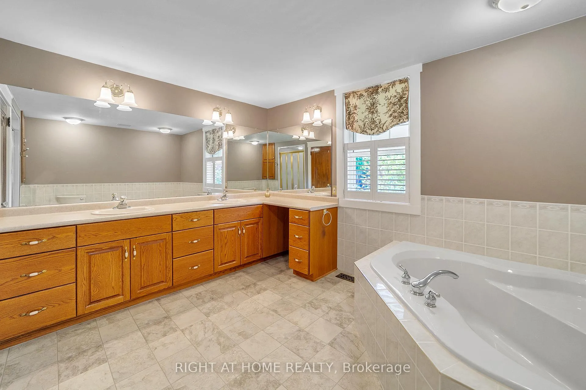 Photo 28 of 16 Nelles Boulevard, Grimsby, Grimsby West — HOMEH