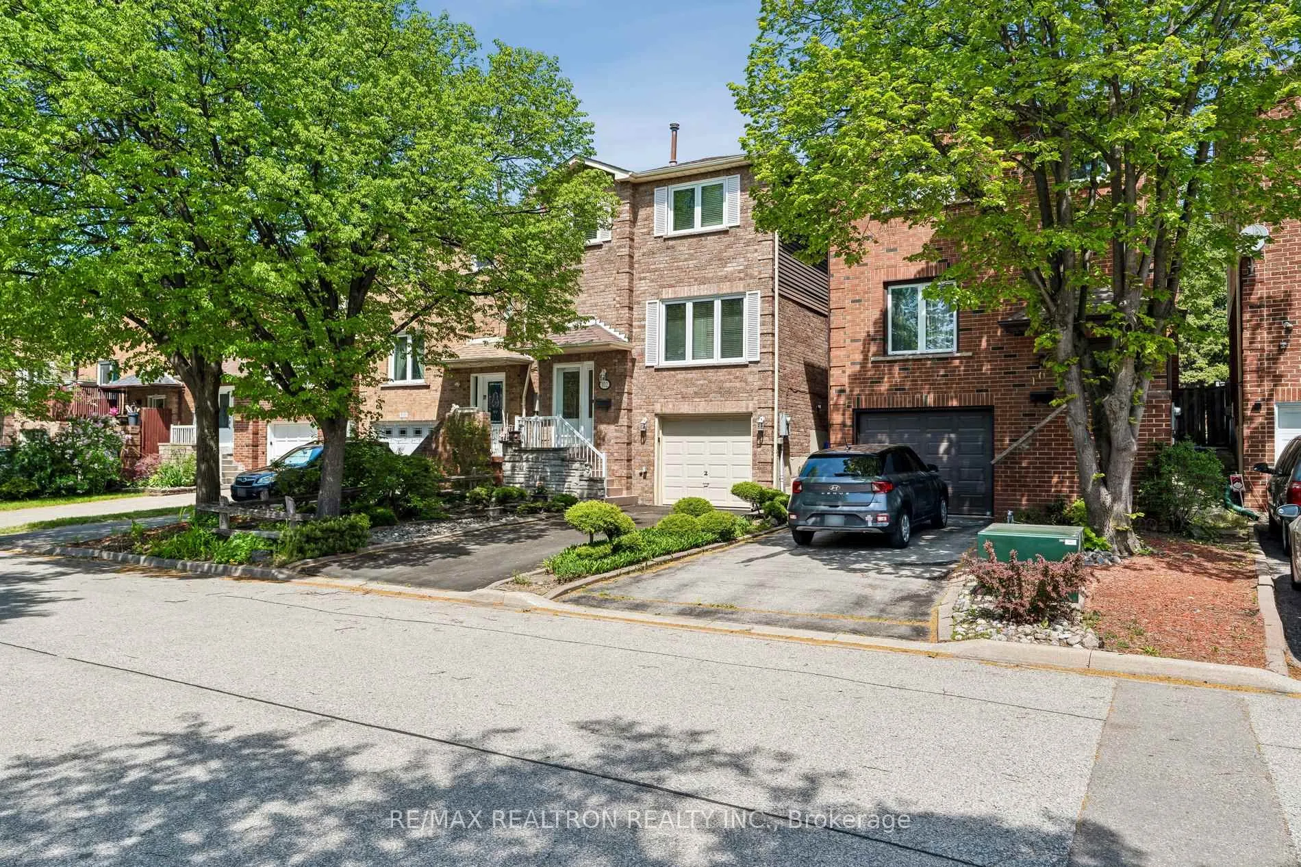 Photo 2 of 102 Swinton Crescent, Vaughan, Lakeview Estates — HOMEH