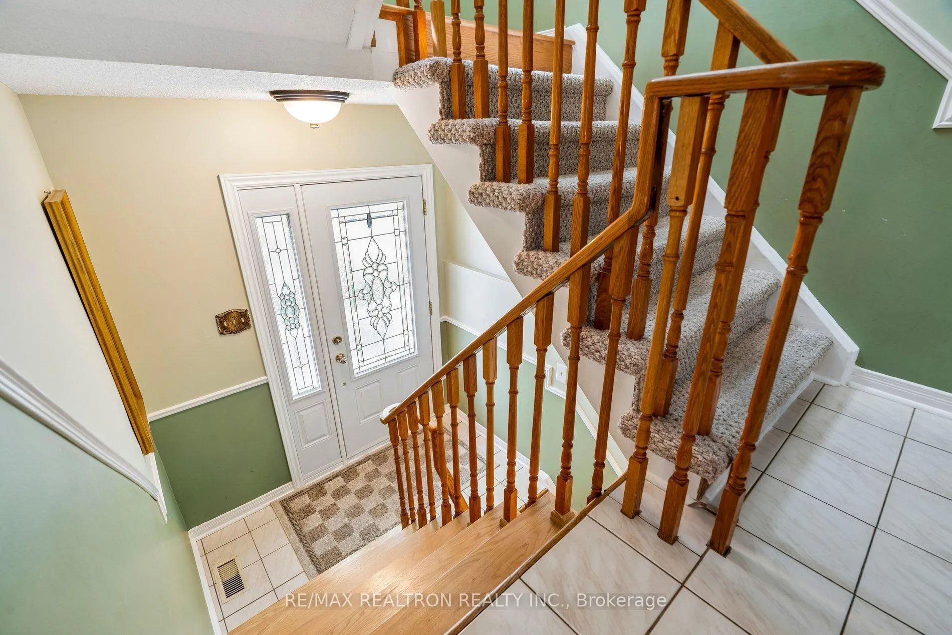 Photo 4 of 102 Swinton Crescent, Vaughan, Lakeview Estates — HOMEH