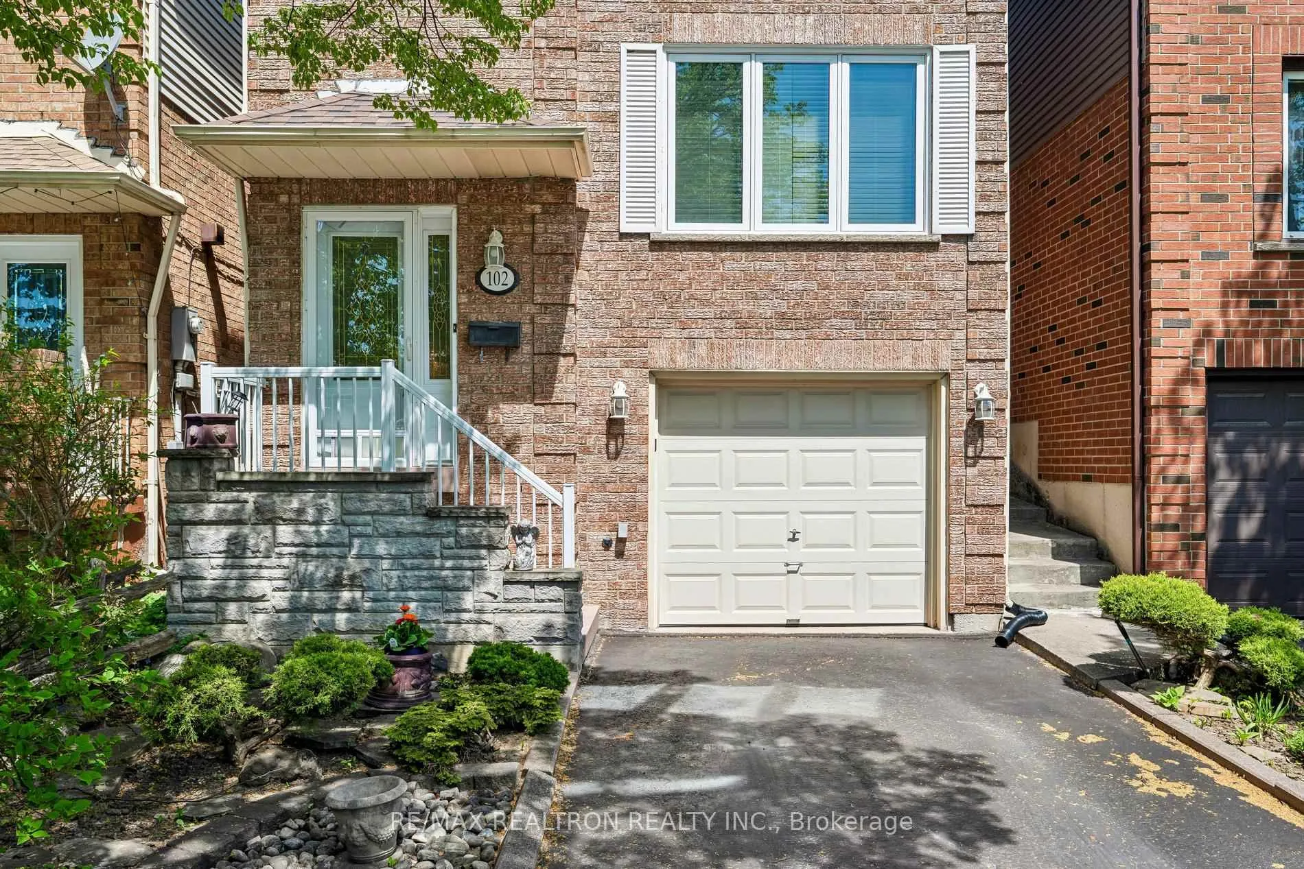 Photo 5 of 102 Swinton Crescent, Vaughan, Lakeview Estates — HOMEH