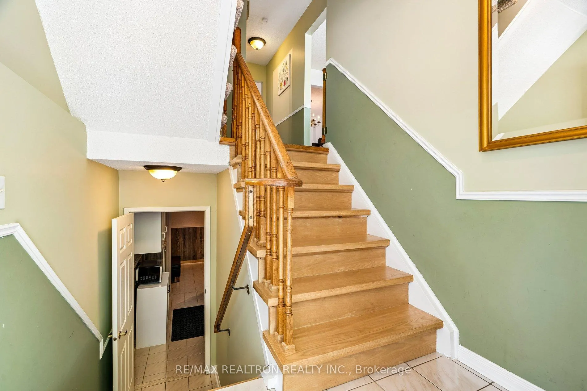 Photo 6 of 102 Swinton Crescent, Vaughan, Lakeview Estates — HOMEH